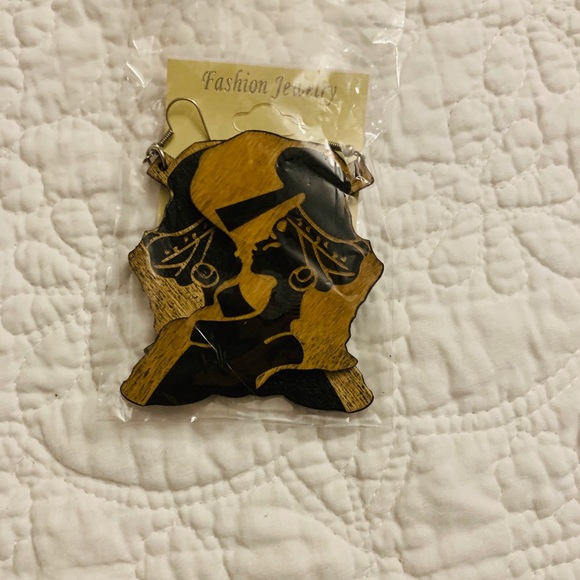 Earrings - Picture 3 of 4